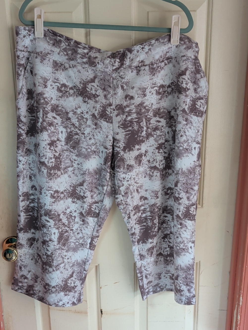 Emily B Abstract Print Cropped Leggings in Light Grey and Taupe